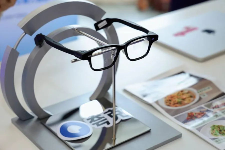 Quark G1 - Official Quark AI glasses series photograph; the publisher does not identify this frame variant.