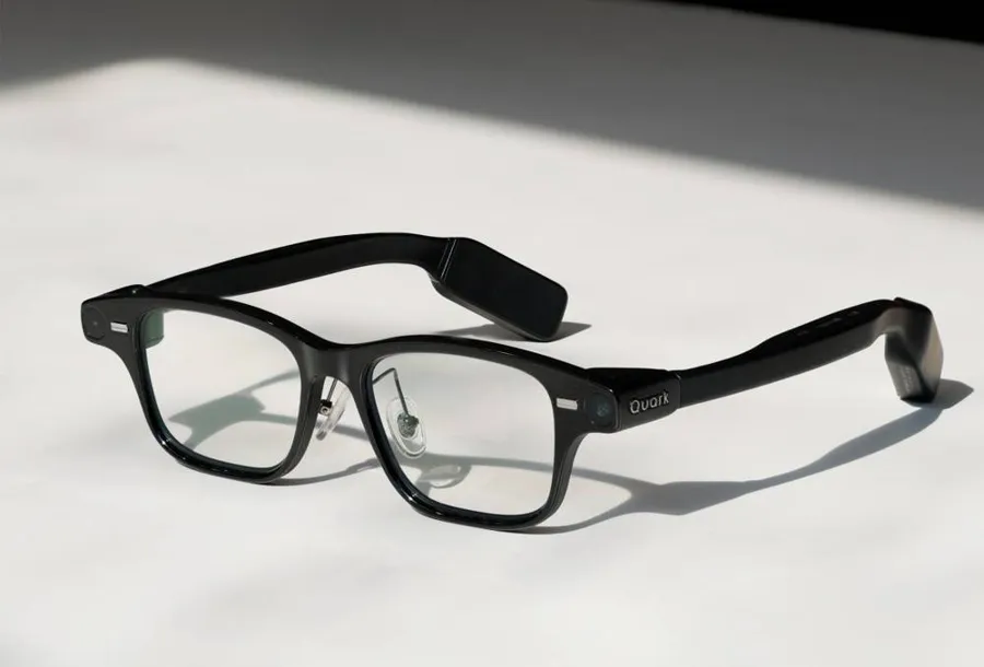 Quark S1 - Official Quark AI glasses series photograph; the publisher does not identify this frame variant.