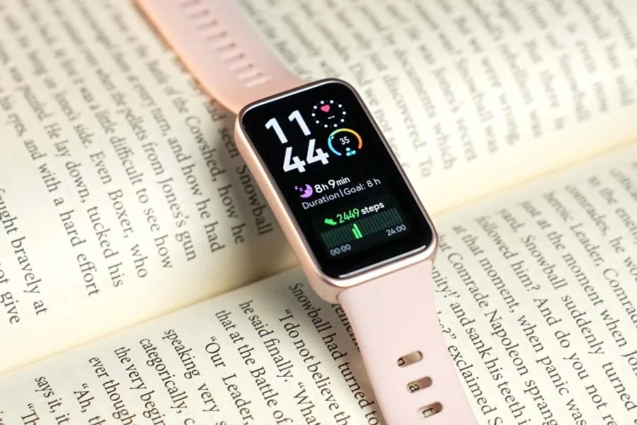 HUAWEI Band 10 - Original physical-device photograph of HUAWEI Band 10. SmartWearGuide has not hands-on tested this model. Photo credit: Nikhil Shrestha / Gadgetbyte.