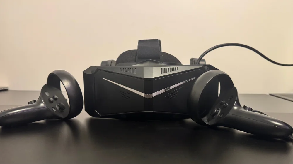 Pimax Crystal Light - Original physical-device photograph of Pimax Crystal Light. SmartWearGuide has not hands-on tested this model.
